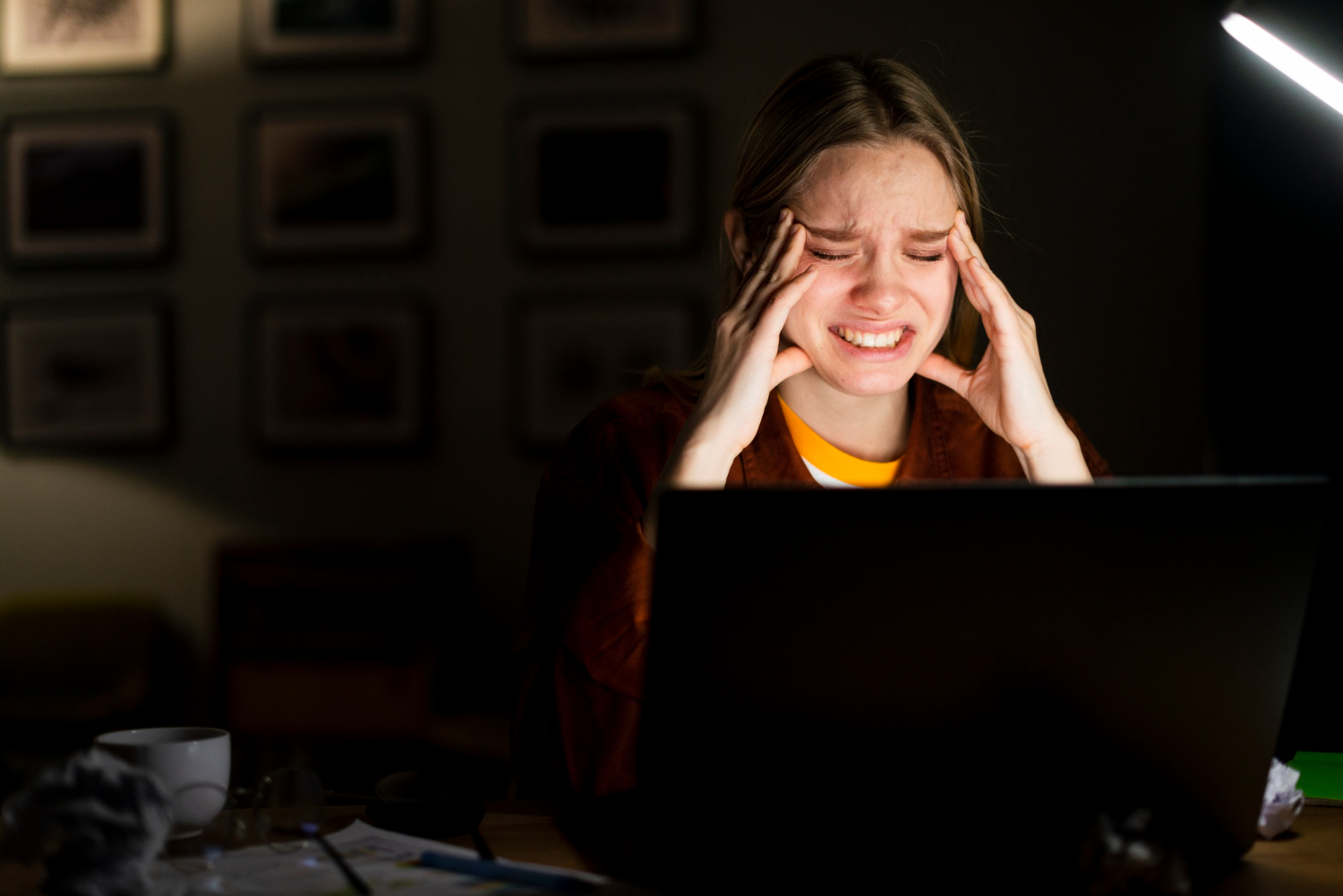 A Luz Azul dos Monitores: Um Perigo Silencioso para o Seu Sono e Saúde?